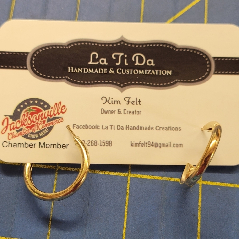 Gold Tone Smooth 1" Hoop Earrings